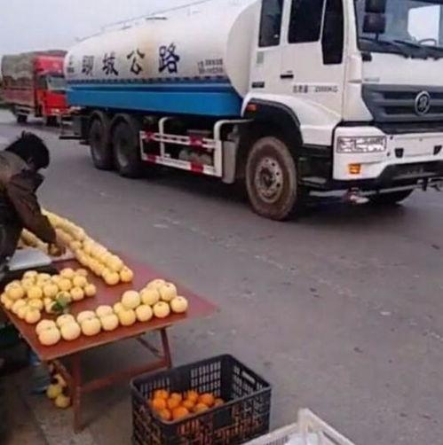 洒水车司机爆料视频真实,洒水车真实工作瞬间，揭秘城市清洁背后的辛勤付出